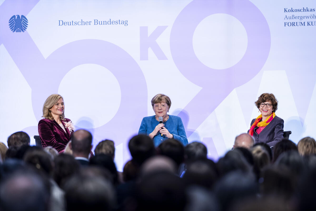 Merkel, Angela Eröffnung der Ausstellung "Kokoschkas Adenauer. Warhols Brandt. Außergewöhnliche Begegnungen zwischen Kunst und Politik." mit Bundestagspräsidentin Julia Klöckner (l), CDU/CSU, MdB, und Bundeskanzlerin a. D., Dr. Angela Merkel (m) in der Halle des Marie-Elisabeth-Lüders-Hauses.