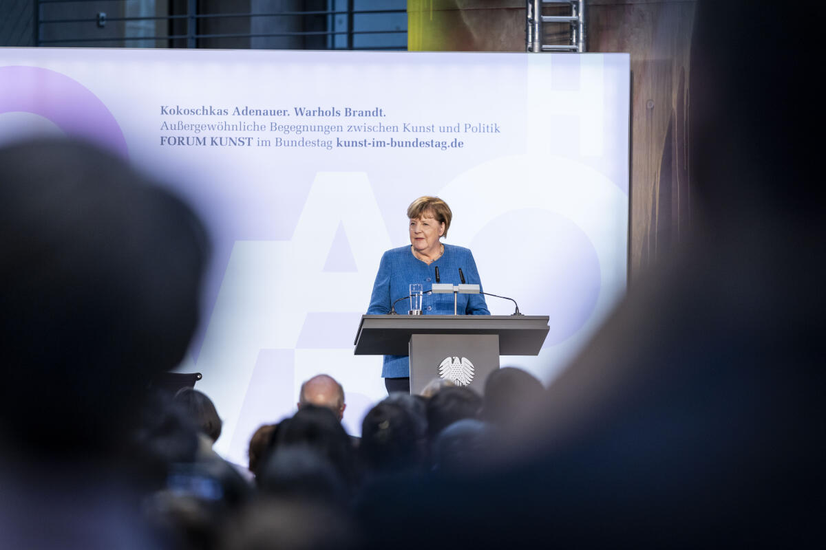 Merkel, Angela Eröffnung der Ausstellung "Kokoschkas Adenauer. Warhols Brandt. Außergewöhnliche Begegnungen zwischen Kunst und Politik." mit Bundestagspräsidentin Julia Klöckner, CDU/CSU, MdB, und Bundeskanzlerin a. D., Dr. Angela Merkel in der Halle des Marie-Elisabeth-Lüders-Hauses.