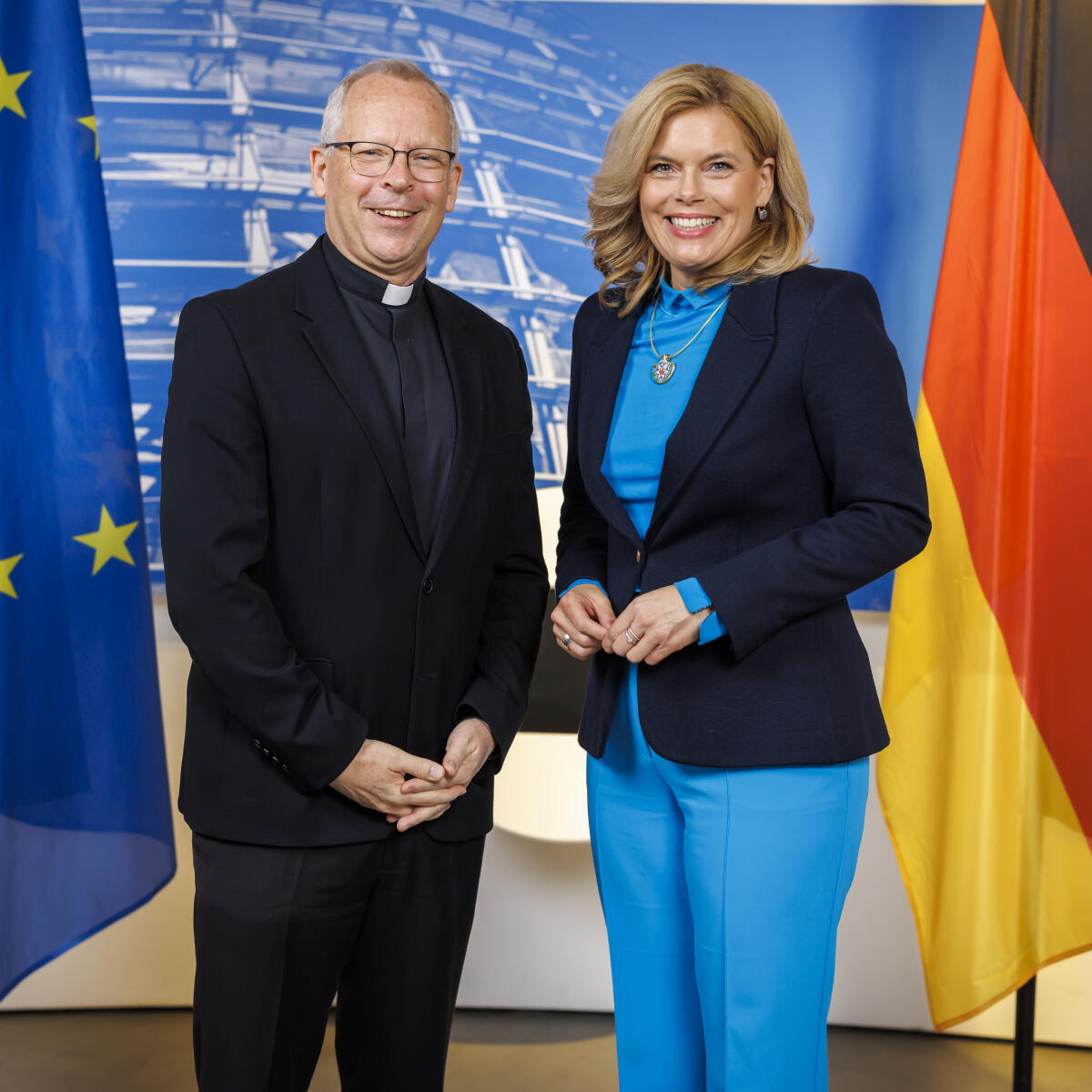 Klöckner, Julia Bundestagspräsidentin Julia Klöckner (r), CDU/CSU, MdB, empfängt die neu akkreditierte Mitglieder des Diplomatischen Korps, in der Parlamentshistorischen Ausstellung im Deutschen Dom. Hier mit Erzbischof Dr. Hubertus Matheus Maria van Megen (l), Apostolischer Nuntius.