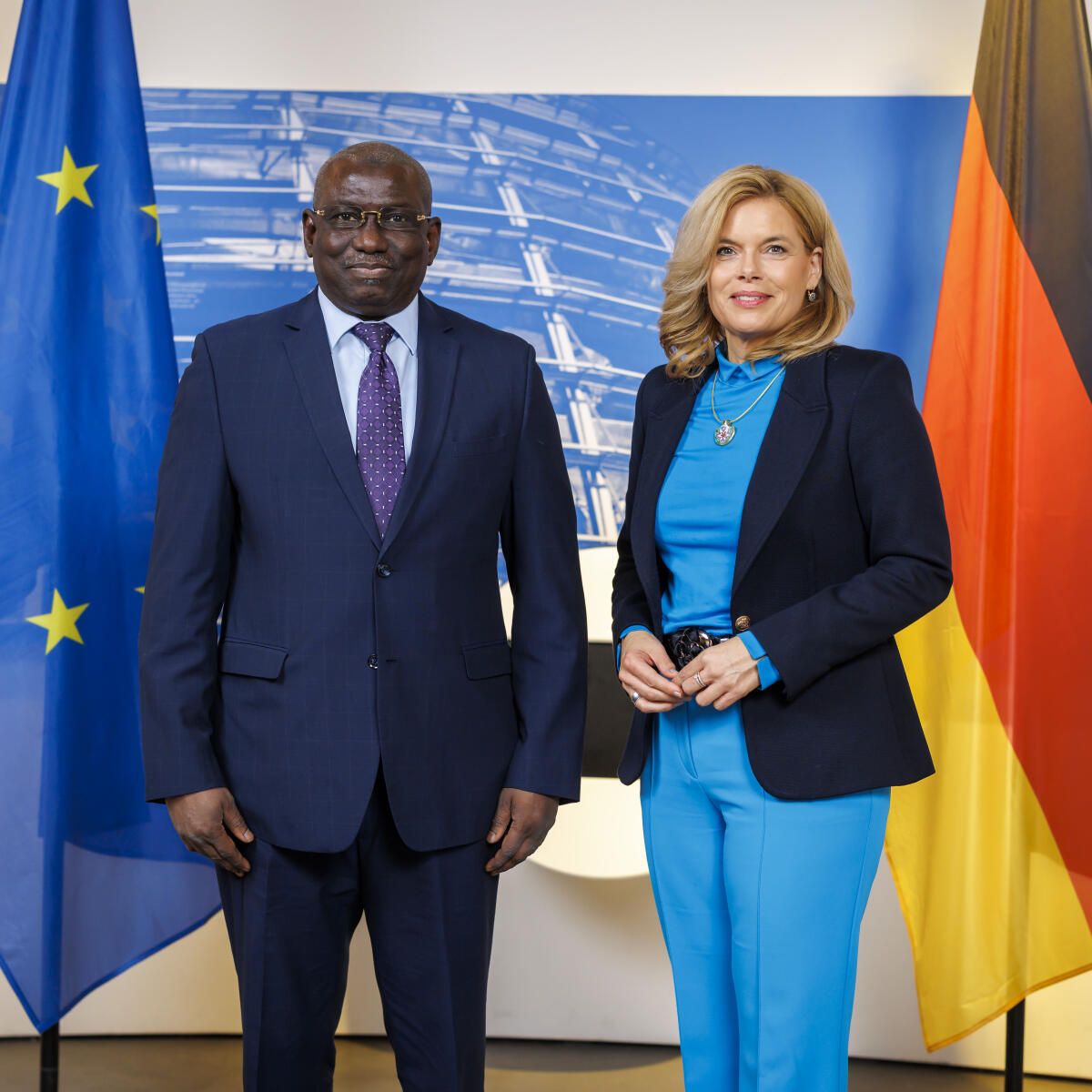 Klöckner, Julia Bundestagspräsidentin Julia Klöckner (r), CDU/CSU, MdB, empfängt die neu akkreditierte Mitglieder des Diplomatischen Korps, in der Parlamentshistorischen Ausstellung im Deutschen Dom. Hier mit Abdoulaye Badie (l), Botschafter der Republik Niger.