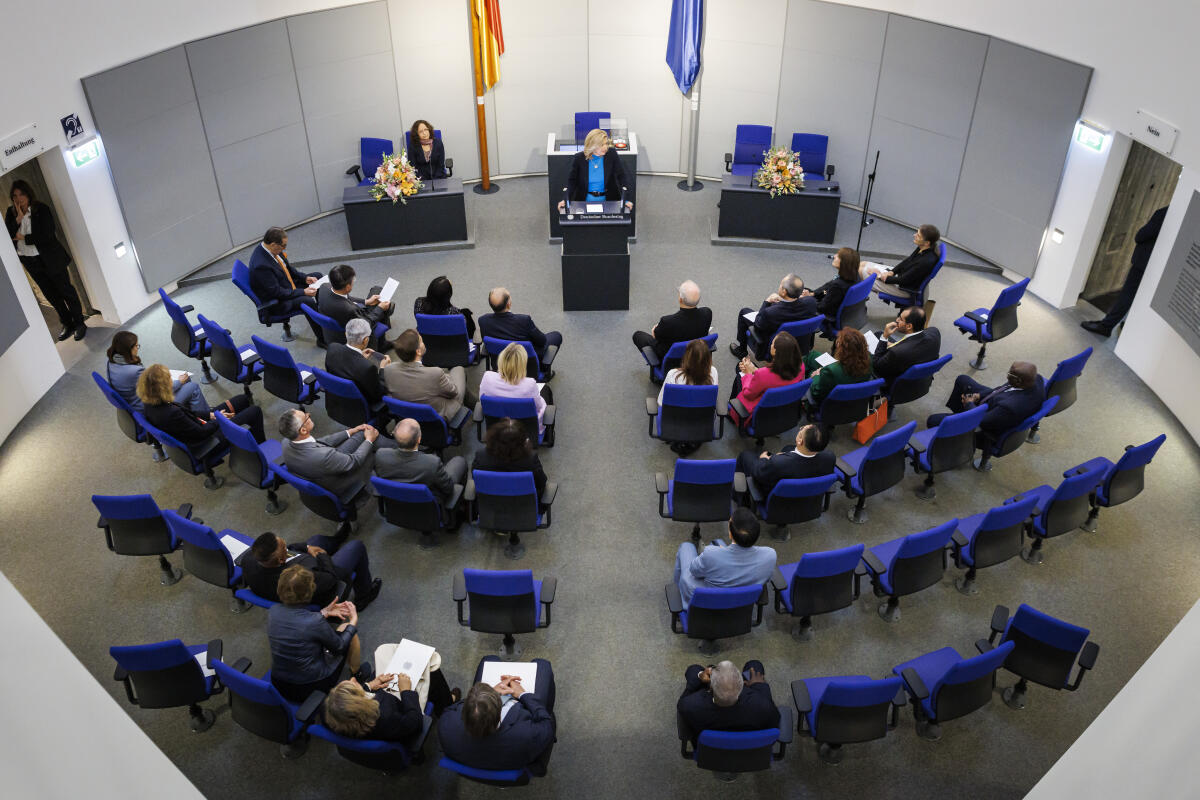  Bundestagspräsidentin Julia Klöckner, CDU/CSU, MdB, empfängt die neu akkreditierte Mitglieder des Diplomatischen Korps, in der Parlamentshistorischen Ausstellung im Deutschen Dom. Hier Blick in den nachgebauten Plenarsaal bei ihrer Begrüßungsrede.