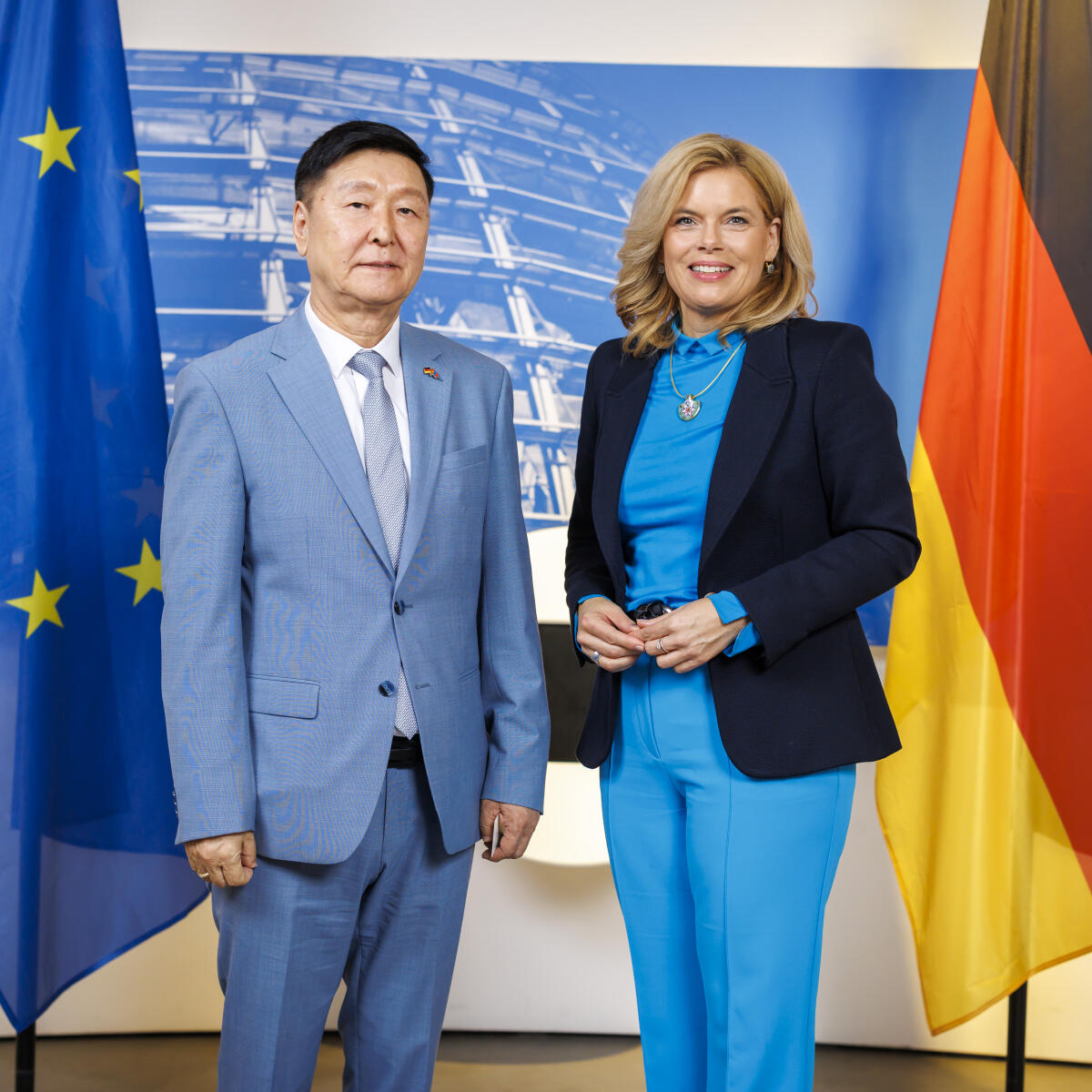 Klöckner, Julia Bundestagspräsidentin Julia Klöckner (r), CDU/CSU, MdB, empfängt die neu akkreditierte Mitglieder des Diplomatischen Korps, in der Parlamentshistorischen Ausstellung im Deutschen Dom. Hier mit Oyunbaatar Jagdag (l), Botschafter der Mongolei.
