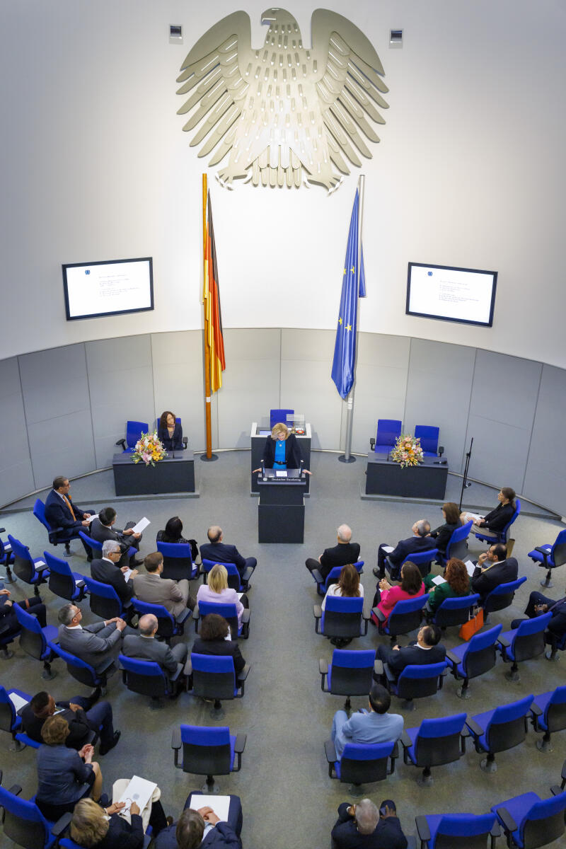  Bundestagspräsidentin Julia Klöckner, CDU/CSU, MdB, empfängt die neu akkreditierte Mitglieder des Diplomatischen Korps, in der Parlamentshistorischen Ausstellung im Deutschen Dom. Hier Blick in den nachgebauten Plenarsaal bei ihrer Begrüßungsrede.