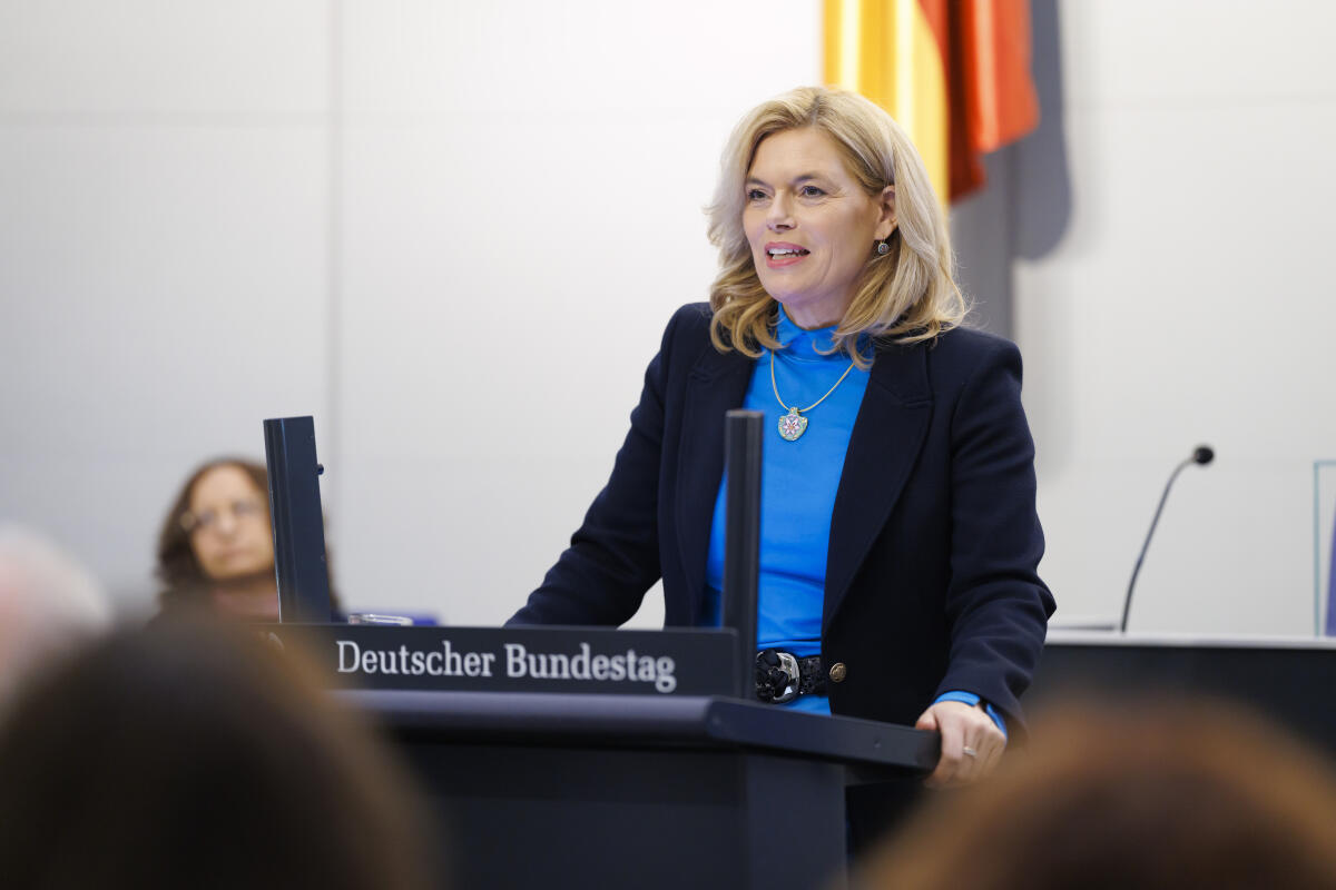 Klöckner, Julia Bundestagspräsidentin Julia Klöckner (im Bild), CDU/CSU, MdB, empfängt die neu akkreditierte Mitglieder des Diplomatischen Korps, in der Parlamentshistorischen Ausstellung im Deutschen Dom. Hier bei ihrer Begrüßungsrede im nachgebauten Plenarsaal.