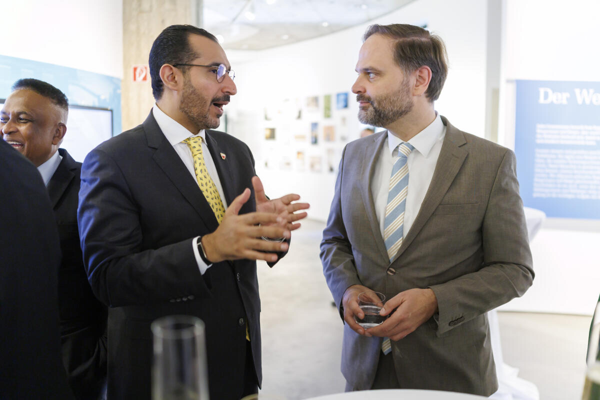 Göttke, Paul Bundestagspräsidentin Julia Klöckner, CDU/CSU, MdB, empfängt die neu akkreditierte Mitglieder des Diplomatischen Korps, in der Parlamentshistorischen Ausstellung im Deutschen Dom. Hier der Direktor beim Deutschen Bundestag, Paul Göttke (r), im Gespräch mit Ahmed Ebrahim Abdulrahman Ahmed Al Qarainees (l), Botschafter des Königreichs Bahrein.