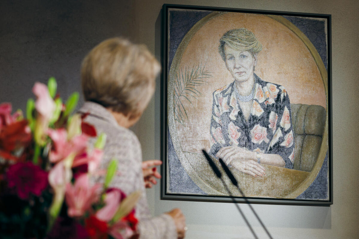  Enthüllung des Ölgemäldes der ehemaligen Präsidentin der frei gewählten Volkskammer der DDR, Dr. Sabine Bergmann-Pohl, in der Präsidentengalerie auf der Präsidialebene des Reichstagsgebäudes. Hier das Ölgemälde Portrait Sabine Bergmann-Pohl 2026 Präsidentin der 10. Volkskammer 1990 von Doris Ziegler mit der ehemaligen Präsidentin der frei gewählten Volkskammer der DDR, Dr. Sabine Bergmann-Pohl (l), während ihrer Rede im Vordergrund.