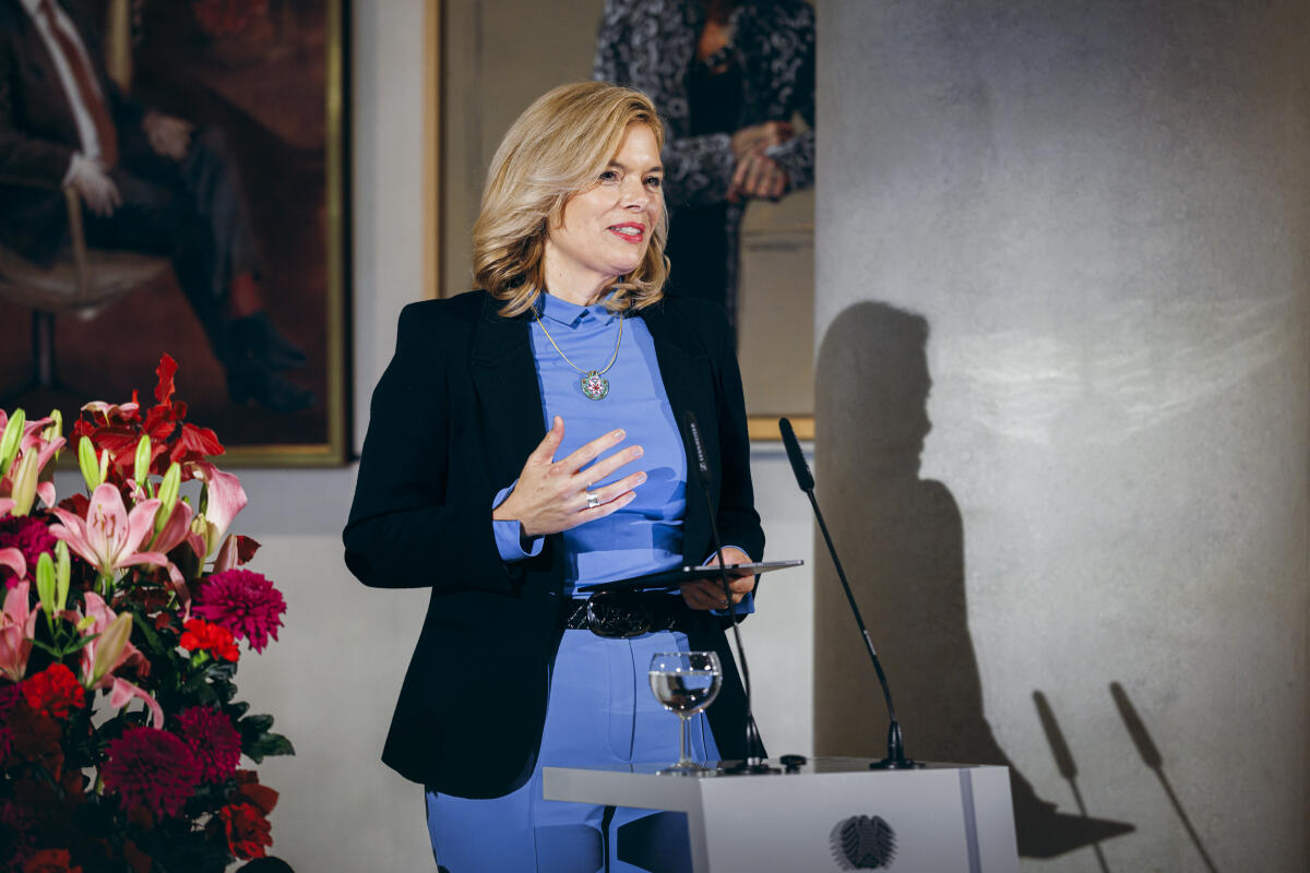 Klöckner, Julia Enthüllung des Ölgemäldes der ehemaligen Präsidentin der frei gewählten Volkskammer der DDR, Dr. Sabine Bergmann-Pohl, in der Präsidentengalerie auf der Präsidialebene des Reichstagsgebäudes. Hier Bundestagspräsidentin Julia Klöckner (im Bild), CDU/CSU, MdB, während ihrer Rede.