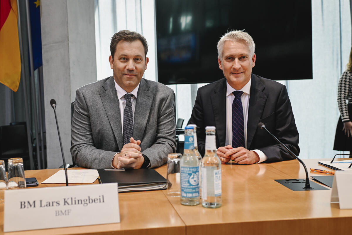 Klingbeil, Lars Der Vorsitzende des Ausschusses für Digitales und Staatsmodernisierung, Hansjörg Durz, CDU/CSU, MdB begrüßt Bundesfinanzminister Lars Klingbeil, SPD, MdB zu einem Gespräch