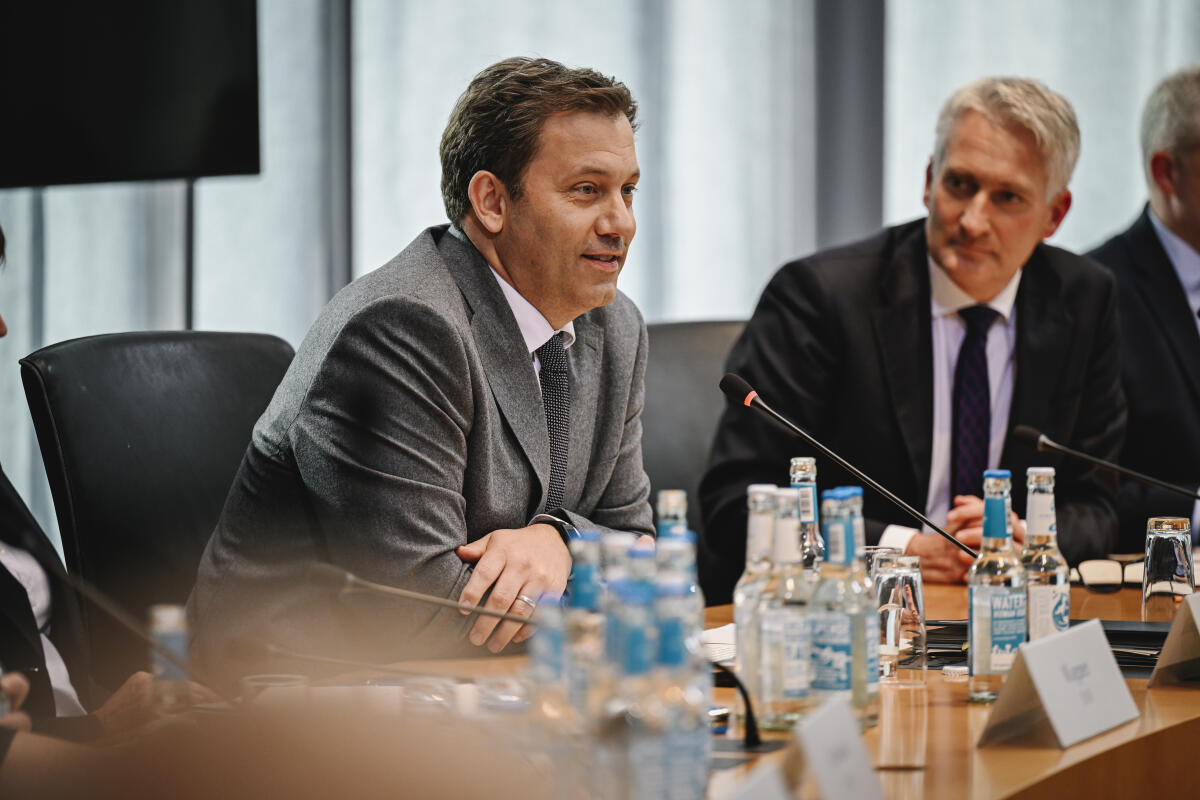 Klingbeil, Lars Der Vorsitzende des Ausschusses für Digitales und Staatsmodernisierung, Hansjörg Durz, CDU/CSU, MdB begrüßt Bundesfinanzminister Lars Klingbeil, SPD, MdB zu einem Gespräch