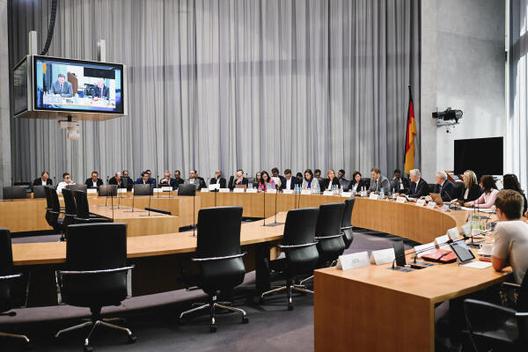 Klingbeil, Lars Marie-Elisabeth-Lüders-Haus, Anhörungssaal