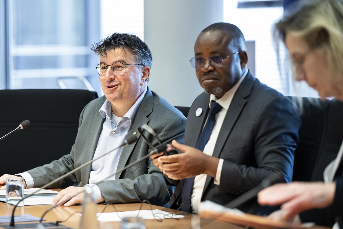 De-Joseph Kakisingi Ausschussvorsitzender Boris Mijatović, (l) Bündnis 90/Die Grünen, MdB begrüßt im Unterausschuss Internationale Ordnung, Vereinte Nationen und internationale OrganisationenDr. De-Joseph Kakisingi, (r), kongoloesischer Arzt und Präsident des Conseil National des Fora des Organisations Non-Gouvernementales Humanitaires et de Développement (CONAFOHD) zu Besuch für ein Gespräch über die Risiken von Epidemien / Ebola und die aktuelle Situation in der Demokratischen Republik Kongo in der Sitzung des Unterausschusses Internationale Ordnung, Vereinte Nationen und internationale Organisationen