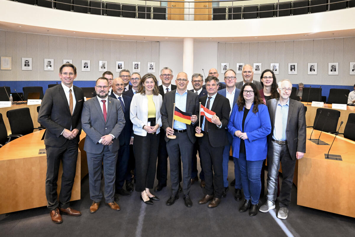 Al-Wazir, Tarek Ausschussvorsitzender Tarek Al-Wazir, Bündnis90/Die Grünen, MdB, und andere Ausschussmitglieder des Verkehrsausschusses im Gespräch mit einer Delegation aus Mitgliedern des österreichischen Nationalrates