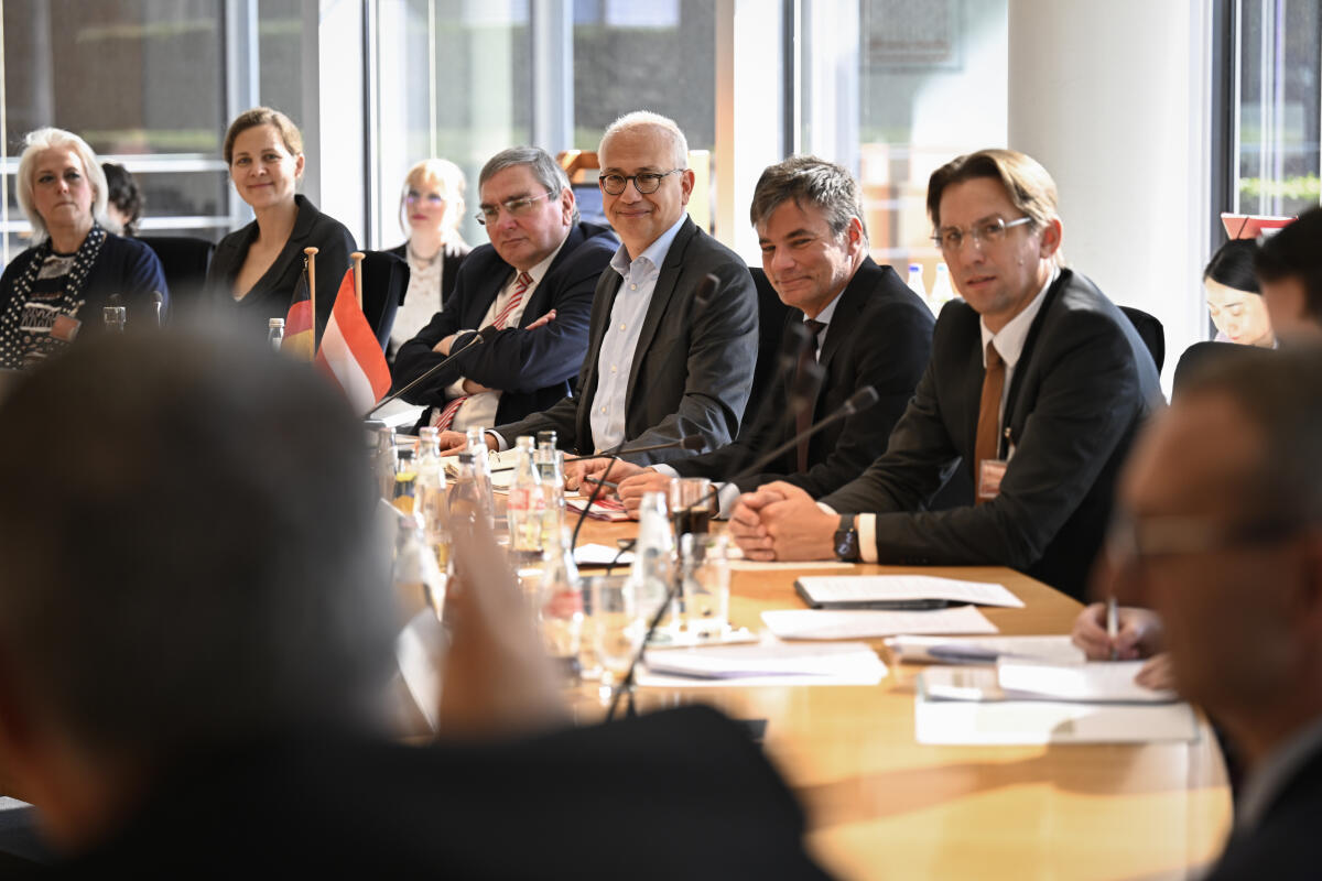 Al-Wazir, Tarek Ausschussvorsitzender Tarek Al-Wazir, Bündnis90/Die Grünen, MdB, und andere Ausschussmitglieder des Verkehrsausschusses im Gespräch mit einer Delegation aus Mitgliedern des österreichischen Nationalrates