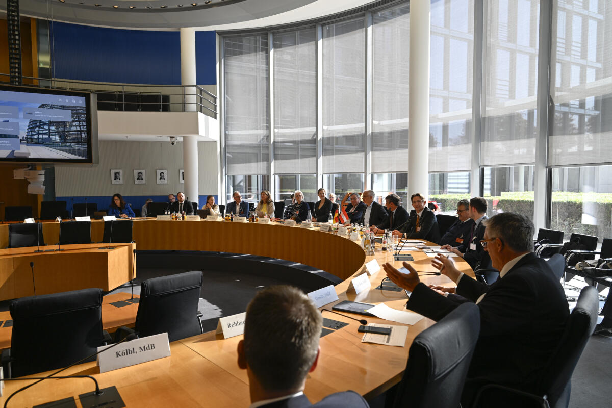 Al-Wazir, Tarek Ausschussvorsitzender Tarek Al-Wazir, Bündnis90/Die Grünen, MdB, und andere Ausschussmitglieder des Verkehrsausschusses im Gespräch mit einer Delegation aus Mitgliedern des österreichischen Nationalrates