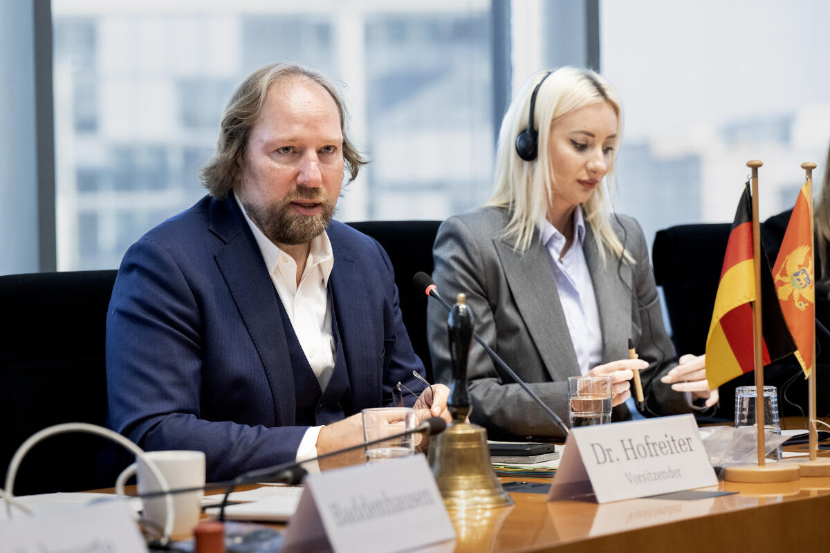 Hofreiter, Anton Maida Gorcevic, Ministerin für European Affairs of Montenegro, ist zu Gast im Ausschuss für die Angelegenheiten der europäischen Union. Begrüßung durch Ausschussvorsitzenden Dr. Anton Hofreiter, r.i.B., Bündnis 90/ Die Grünen, MdB.