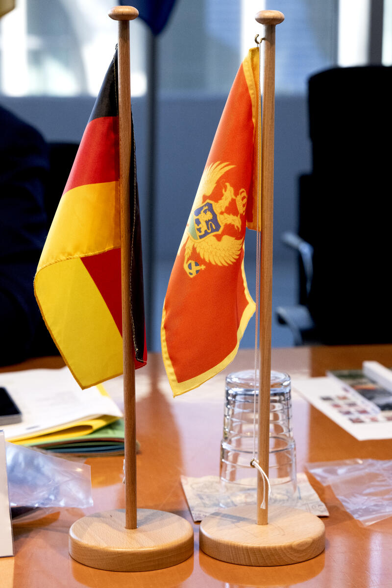  Maida Gorcevic, Ministerin für European Affairs of Montenegro, ist zu Gast im Ausschuss für die Angelegenheiten der europäischen Union. Deutschlandfahne und Fahne von Montenegro