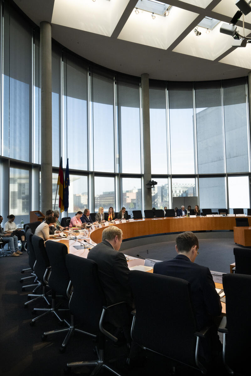 Hofreiter, Anton Maida Gorcevic, Ministerin für European Affairs of Montenegro, ist zu Gast im Ausschuss für die Angelegenheiten der europäischen Union. Blick in den Ausschusssaal