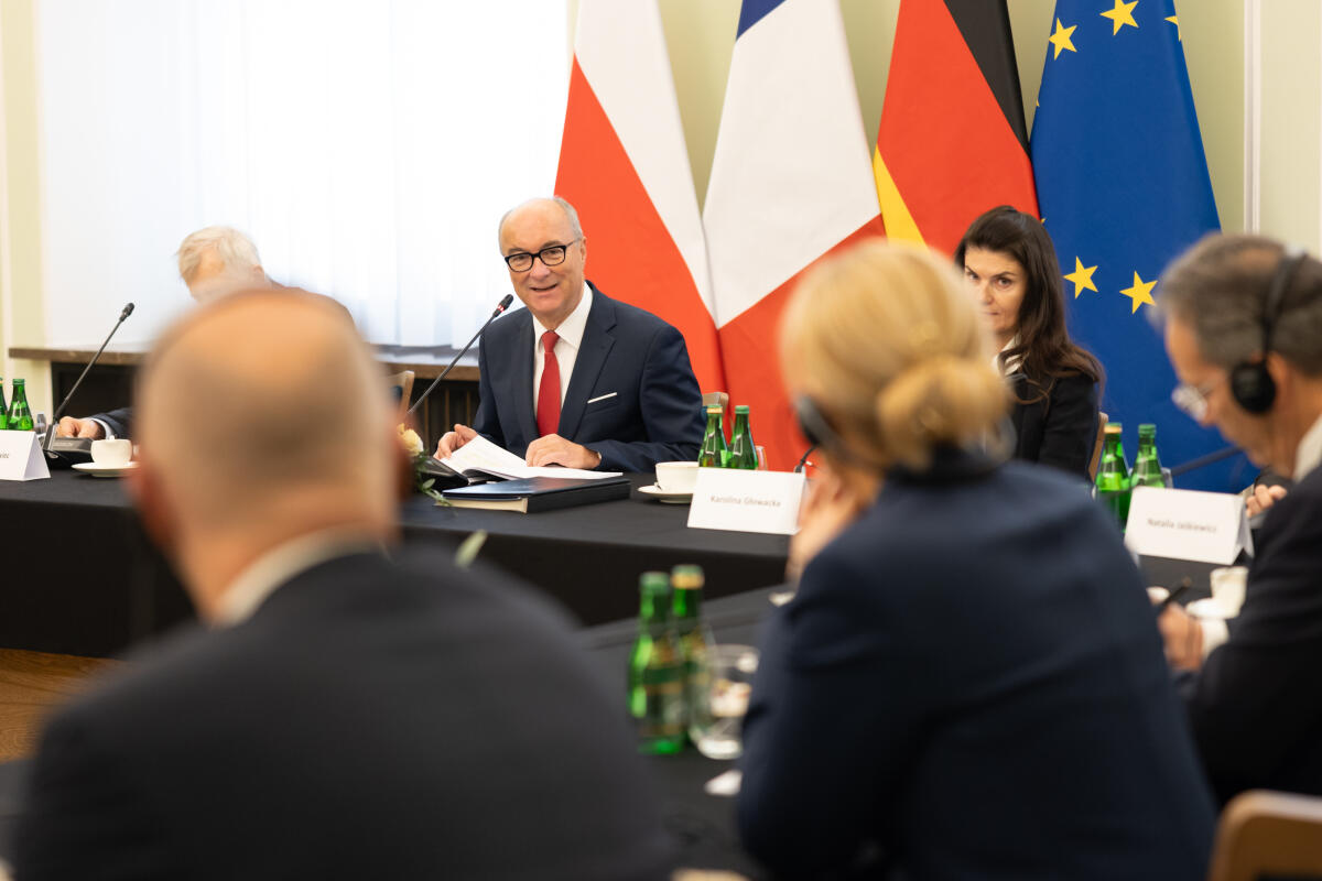 Czarzasty, Włodzimierz Auf Einladung des Marschalls des Sejm der Republik Polen, Włodzimierz Czarzasty (m), nimmt Bundestagspräsidentin Julia Klöckner, CDU/CSU, MdB, mit der Präsidentin der Assemblée nationale der Französischen Republik, Yaël Braun-Pivet, an einem Treffen der Parlamentspräsidentinnen und -präsidenten im Format des Weimarer Dreiecks in Warschau teil. Hier während der Arbeitssitzung.