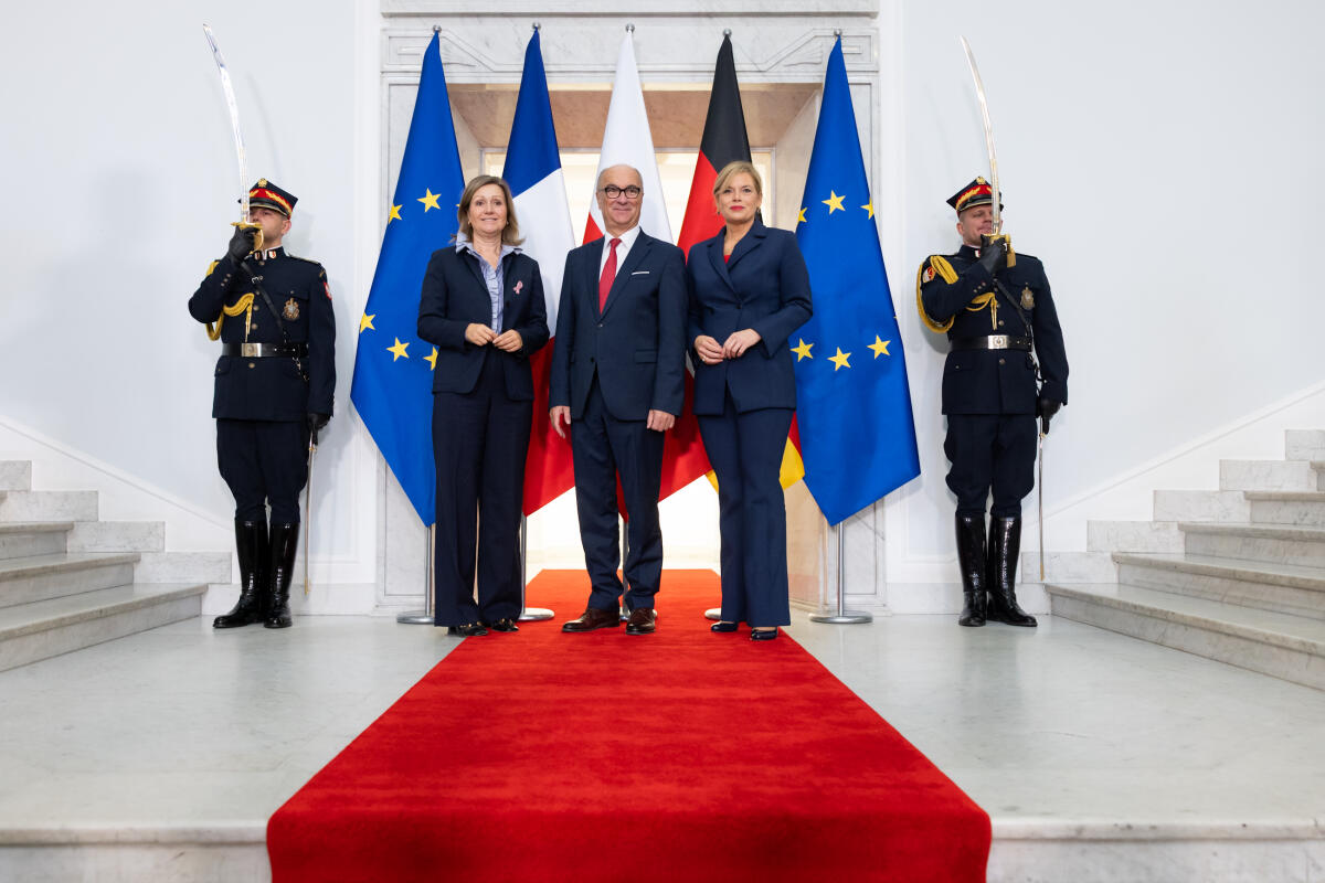 Klöckner, Julia Auf Einladung des Marschalls des Sejm der Republik Polen, Włodzimierz Czarzasty (m), nimmt Bundestagspräsidentin Julia Klöckner (2vr), CDU/CSU, MdB, mit der Präsidentin der Assemblée nationale der Französischen Republik, Yaël Braun-Pivet (2vl), an einem Treffen der Parlamentspräsidentinnen und -präsidenten im Format des Weimarer Dreiecks in Warschau teil. Hier bei der Begrüßung im Sejm.