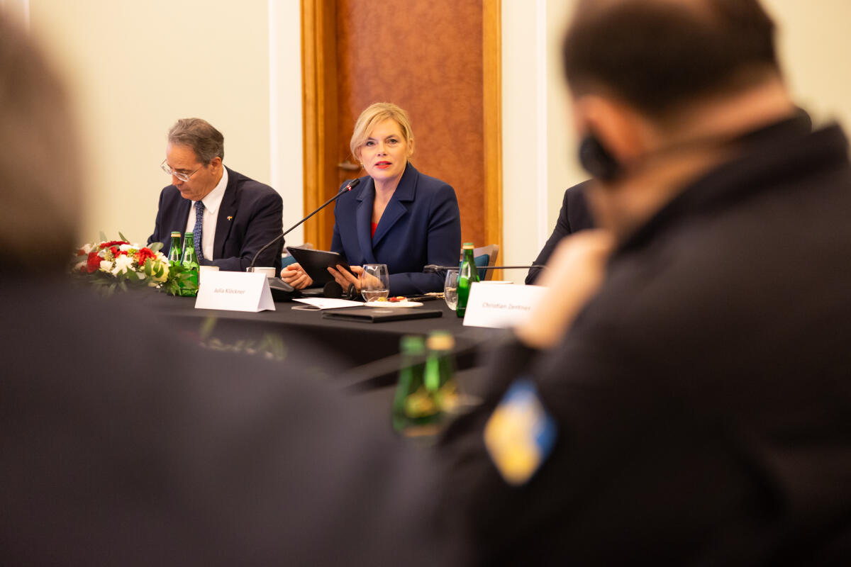 Klöckner, Julia Auf Einladung des Marschalls des Sejm der Republik Polen, Włodzimierz Czarzasty, nimmt Bundestagspräsidentin Julia Klöckner, CDU/CSU, MdB, mit der Präsidentin der Assemblée nationale der Französischen Republik, Yaël Braun-Pivet, an einem Treffen der Parlamentspräsidentinnen und -präsidenten im Format des Weimarer Dreiecks in Warschau teil. Hier während der zweiten Arbeitssitzung mit Ruslan Stefantschuk, Vorsitzender der ukrainischen Werchowna Rada Bundestagspräsidentin Julia Klöckner (r), CDU/CSU, MdB, mit dem Botschafter der Bundesrepublik Deutschland in der Republik Polen, Miguel Berger (l).