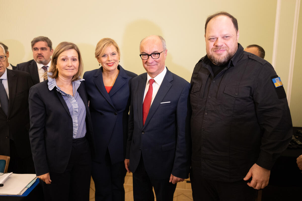 Klöckner, Julia Auf Einladung des Marschalls des Sejm der Republik Polen, Włodzimierz Czarzasty (2vr), nimmt Bundestagspräsidentin Julia Klöckner (2vl), CDU/CSU, MdB, mit der Präsidentin der Assemblée nationale der Französischen Republik, Yaël Braun-Pivet (l), an einem Treffen der Parlamentspräsidentinnen und -präsidenten im Format des Weimarer Dreiecks in Warschau teil. Gruppenfoto vor Beginn der zweiten Arbeitssitzung mit Ruslan Stefantschuk (r), Vorsitzender der ukrainischen Werchowna Rada.