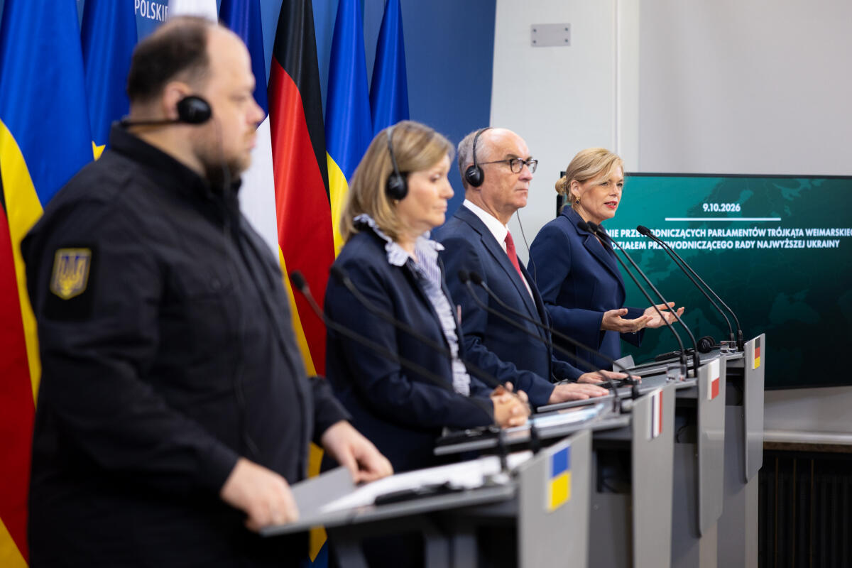 Klöckner, Julia Auf Einladung des Marschalls des Sejm der Republik Polen, Włodzimierz Czarzasty (2vr), nimmt Bundestagspräsidentin Julia Klöckner (r), CDU/CSU, MdB, mit der Präsidentin der Assemblée nationale der Französischen Republik, Yaël Braun-Pivet (2vl), an einem Treffen der Parlamentspräsidentinnen und -präsidenten im Format des Weimarer Dreiecks in Warschau teil. Hier nach der zweiten Arbeitssitzung mit Ruslan Stefantschuk (l), Vorsitzender der ukrainischen Werchowna Rada, bei einer gemeinsamen Pressekonferenz.