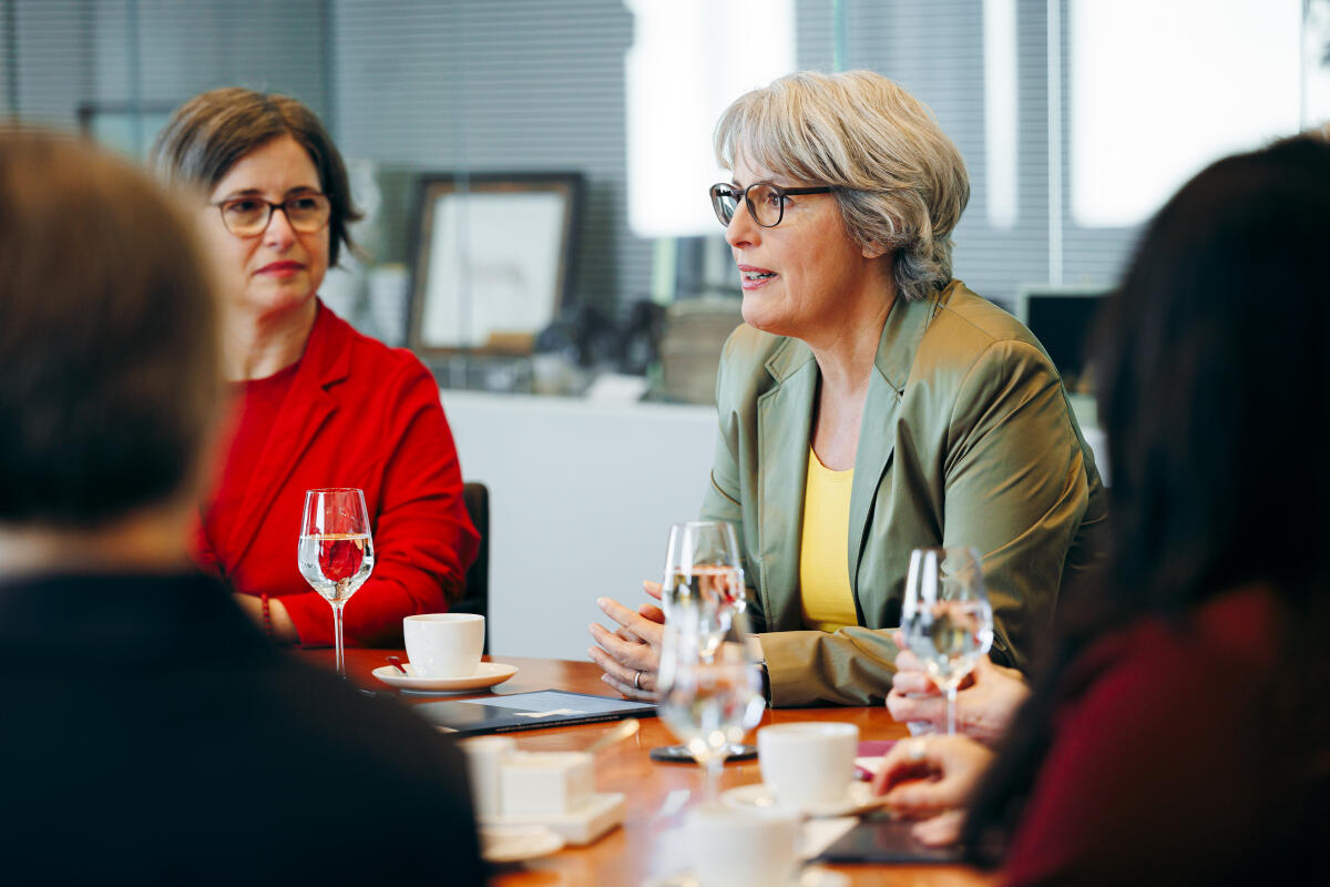  Prof. Dr. Julia Gebrande (l), Vorsitzende der Unabhängigen Kommission des Bundes zur Aufarbeitung sexuellen Kindesmissbrauchs, und Kerstin Claus (r), Unabhängige Bundesbeauftragte gegen sexuellen Missbrauch von Kindern und Jugendlichen, im Gespräch im Rahmen der Übergabe des Berichts der Aufarbeitungskommission des Bundes und der Unabhängigen Bundesbeauftragten gegen sexuellen Missbrauch von Kindern und Jugendlichen (UBSKM).