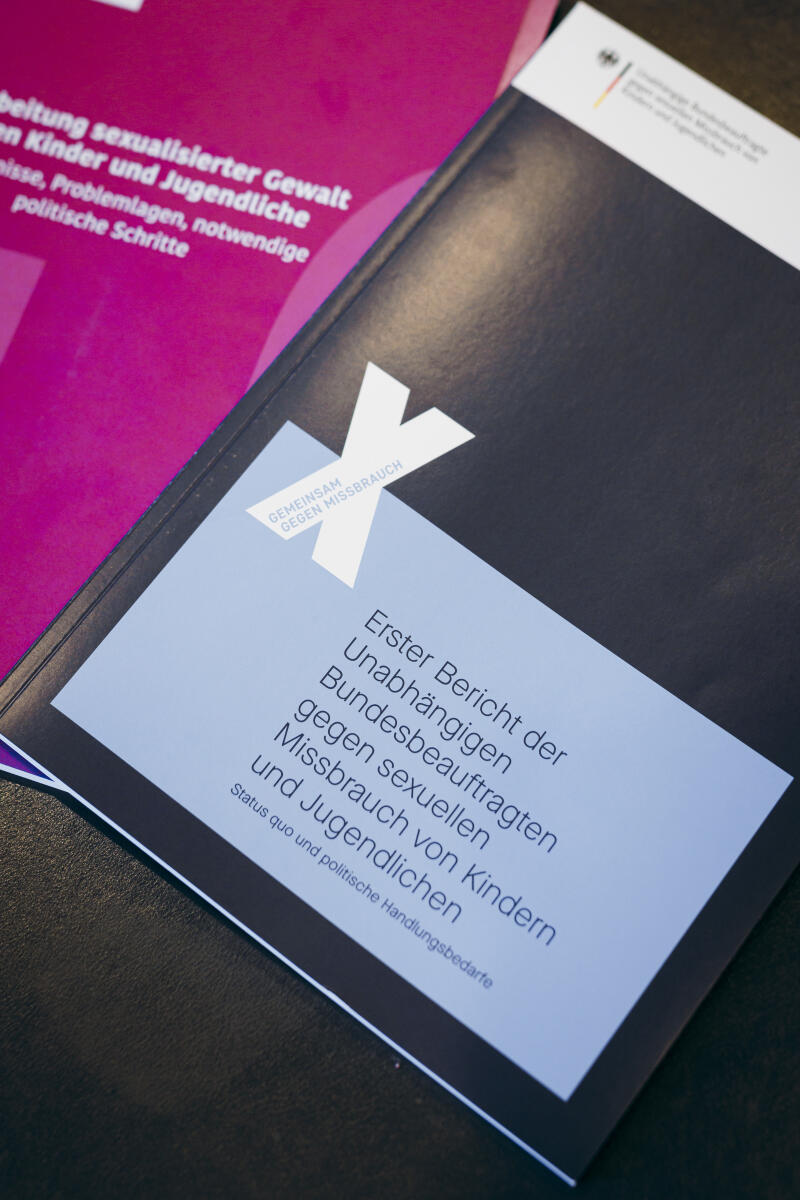  Bundestagspräsidentin Julia Klöckner, CDU/CSU, MdB, nimmt den Bericht der Aufarbeitungskommission des Bundes und der Unabhängigen Bundesbeauftragten gegen sexuellen Missbrauch von Kindern und Jugendlichen (UBSKM) entgegen. Blick auf den Bericht "Erster Bericht der Unabhängigen Bundesbeauftragten gegen sexuellen Missbrauch von Kindern und Jugendlichen".