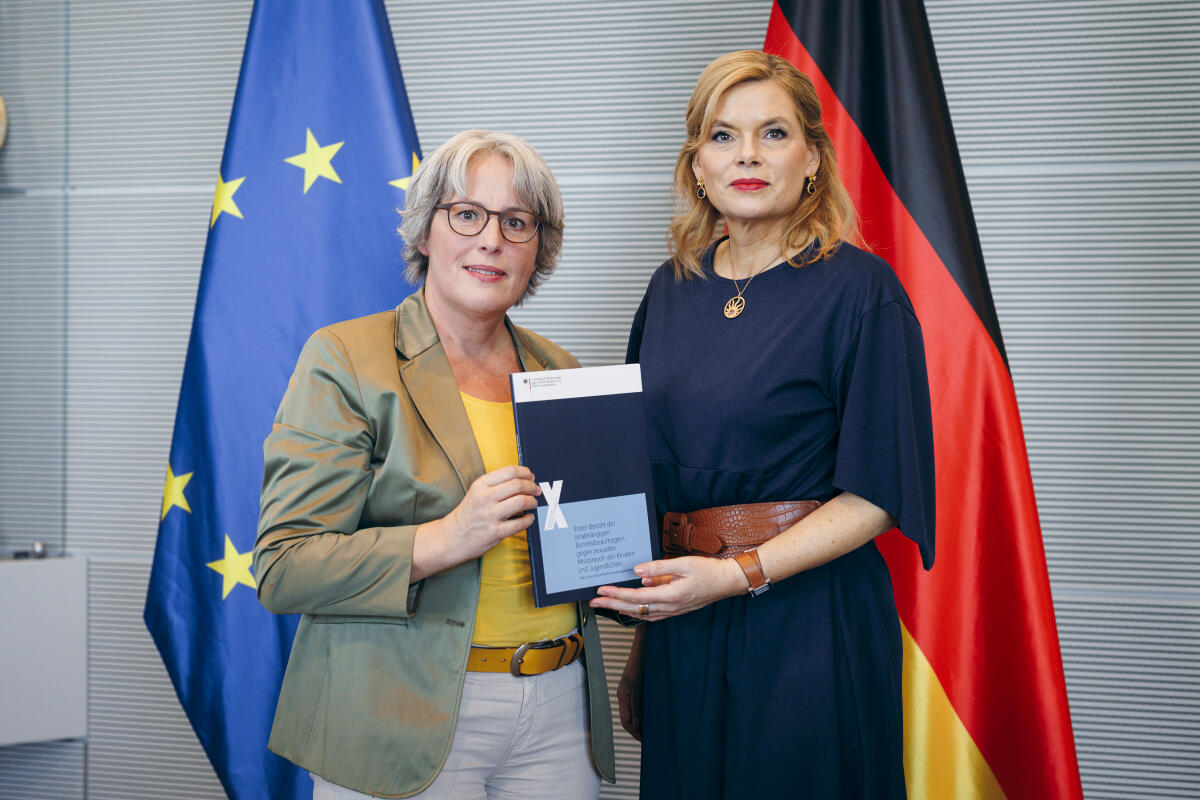 Klöckner, Julia Bundestagspräsidentin Julia Klöckner (r), CDU/CSU, MdB, und Kerstin Claus (l), Unabhängige Bundesbeauftragte gegen sexuellen Missbrauch von Kindern und Jugendlichen, im Rahmen der Übergabe des Berichts der Aufarbeitungskommission des Bundes und der Unabhängigen Bundesbeauftragten gegen sexuellen Missbrauch von Kindern und Jugendlichen (UBSKM).