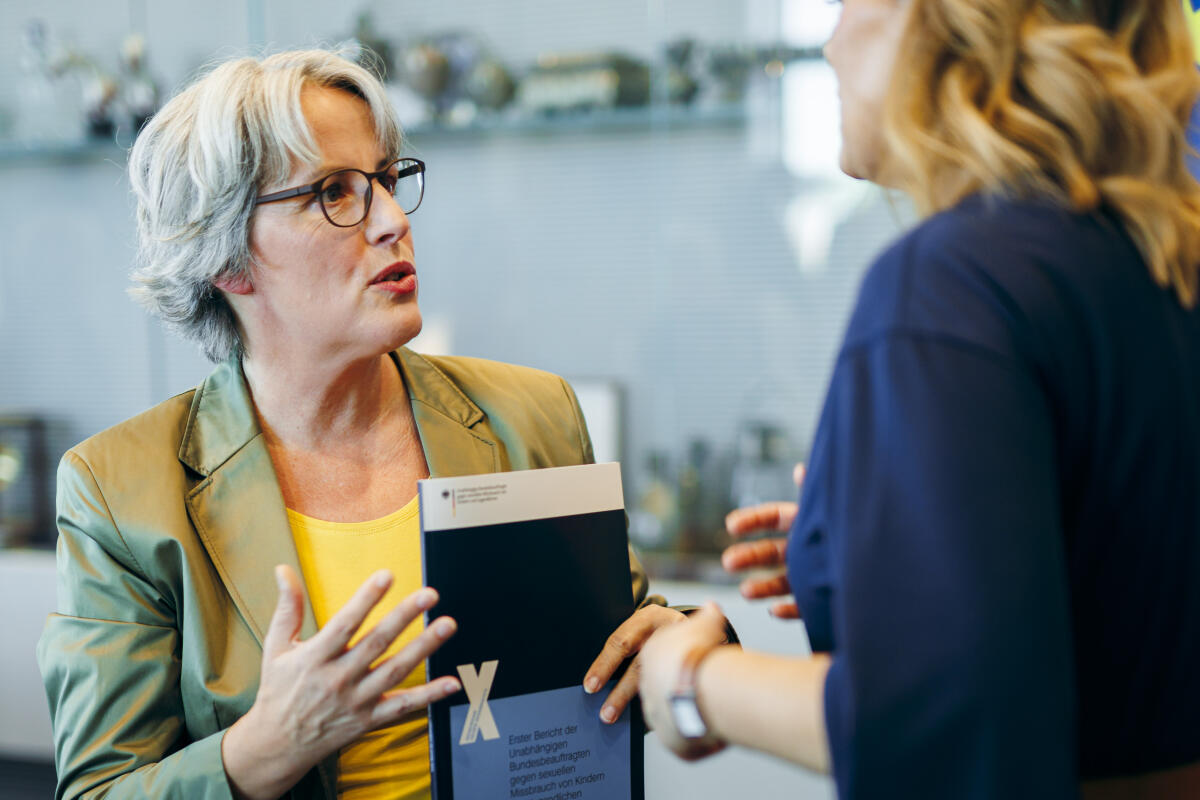  Bundestagspräsidentin Julia Klöckner, CDU/CSU, MdB, und Kerstin Claus (im Bild), Unabhängige Bundesbeauftragte gegen sexuellen Missbrauch von Kindern und Jugendlichen, im Gespräch im Rahmen der Übergabe des Berichts der Aufarbeitungskommission des Bundes und der Unabhängigen Bundesbeauftragten gegen sexuellen Missbrauch von Kindern und Jugendlichen (UBSKM).