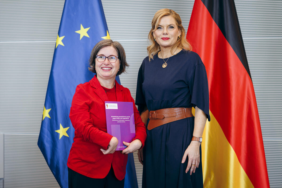 Klöckner, Julia Bundestagspräsidentin Julia Klöckner (r), CDU/CSU, MdB, und Prof. Dr. Julia Gebrande (l), Vorsitzende der Unabhängigen Kommission des Bundes zur Aufarbeitung sexuellen Kindesmissbrauchs, im Rahmen der Übergabe des Berichts der Aufarbeitungskommission des Bundes und der Unabhängigen Bundesbeauftragten gegen sexuellen Missbrauch von Kindern und Jugendlichen (UBSKM).