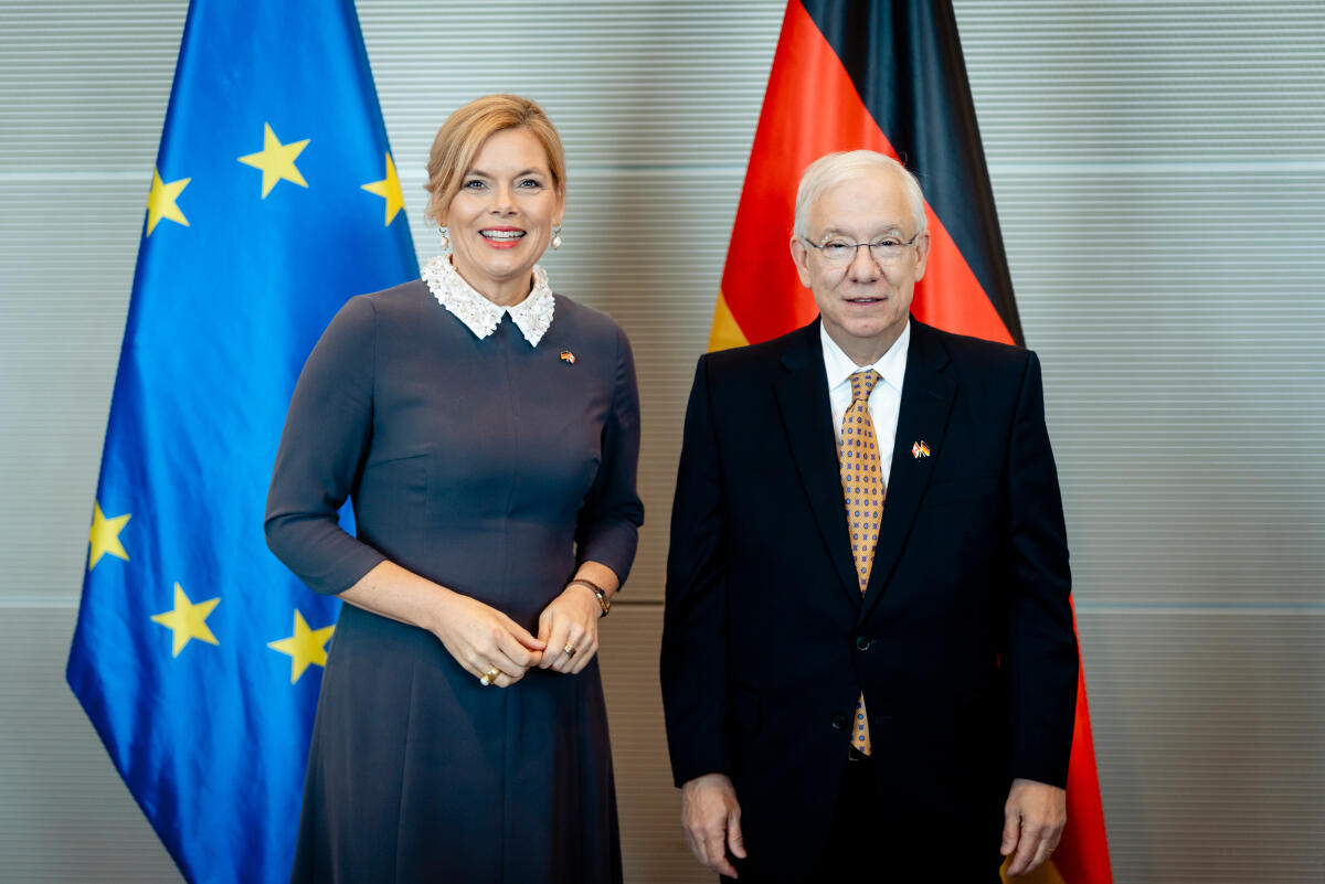 Klöckner, Julia Bundestagspräsidentin Julia Klöckner (l), CDU/CSU, MdB, empfängt den Präsidenten des Unterhauses des kanadischen Parlaments, Francis Scarpaleggia (r), zu einem Gespräch. Hier während des Bildtermins.