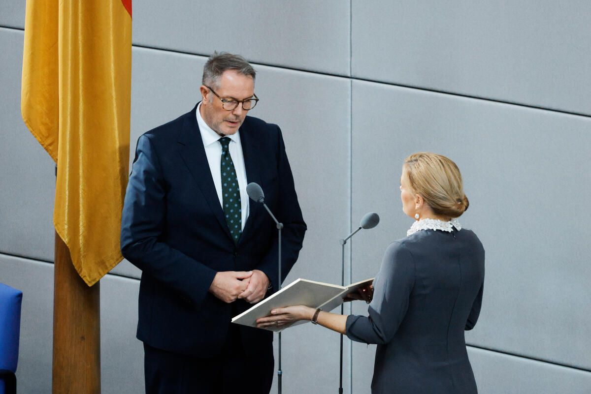 Schweitzer. Alexander Alexander Schweitzer (l), SPD, bei seiner Vereidigung zum Bundesminister für Arbeit und Soziales durch Bundestagspräsidentin Julia Klöckner (r), CDU/CSU, MdB, während der 101. Sitzung des 21. Deutschen Bundestages.
