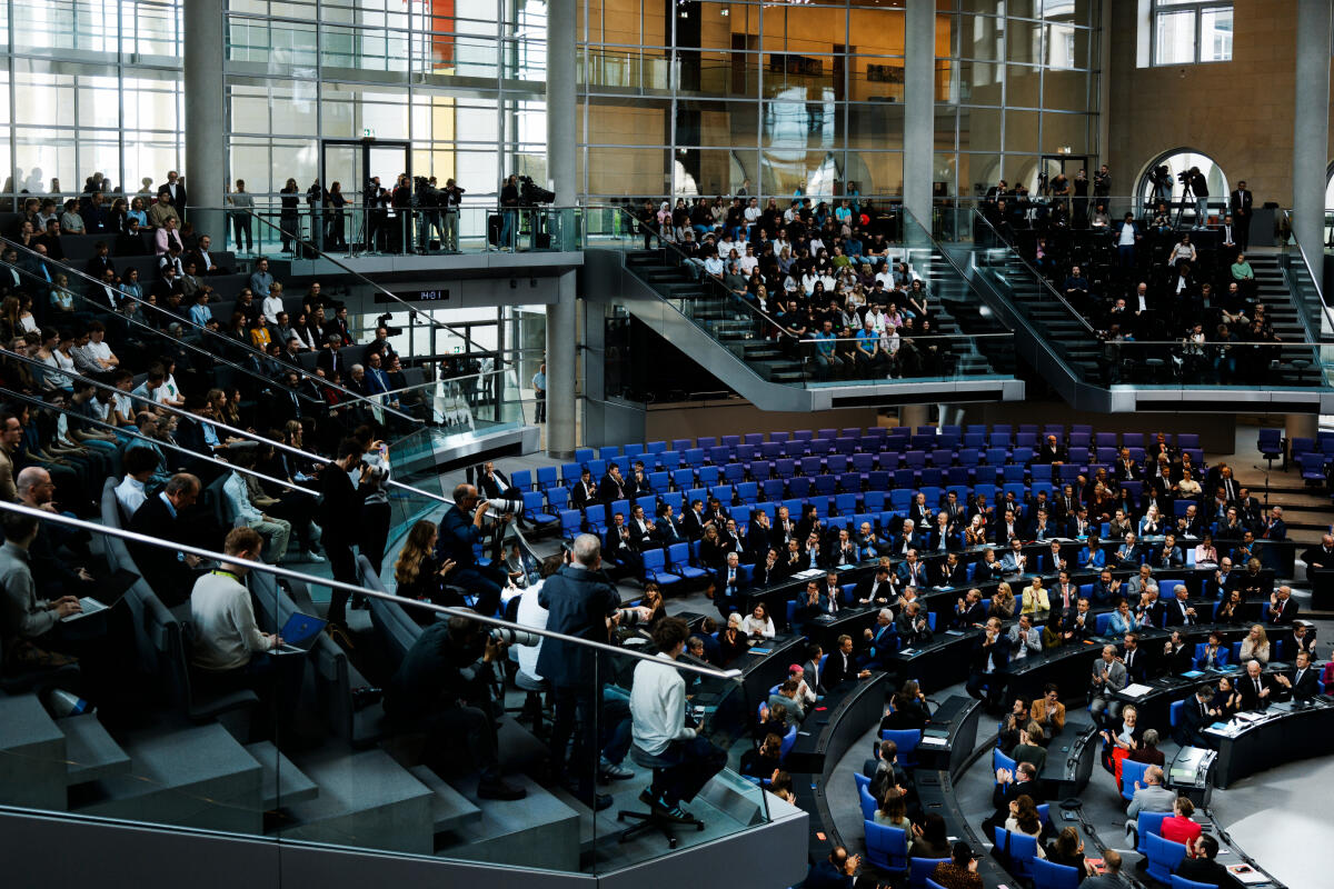  Bundestagspräsidentin Julia Klöckner, CDU/CSU, MdB, empfängt den Präsidenten des Unterhauses des kanadischen Parlaments, Francis Scarpaleggia, zu einem Gespräch. Hier Blick ins Plenum bei der Begrüßung nach Eröffnung der 101. Plenarsitzung des 21. Deutschen Bundestages auf der Tribüne.