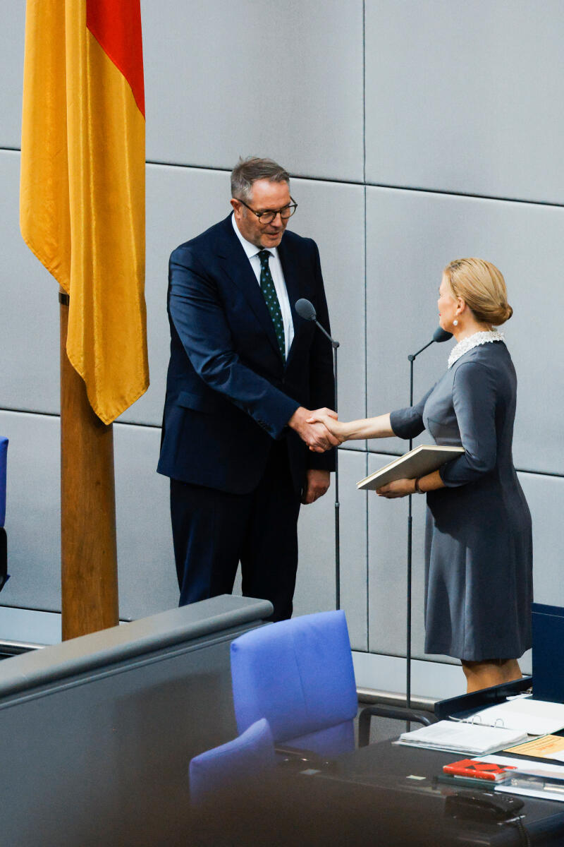 Schweitzer. Alexander Alexander Schweitzer (l), SPD, bei seiner Vereidigung zum Bundesminister für Arbeit und Soziales durch Bundestagspräsidentin Julia Klöckner (r), CDU/CSU, MdB, während der 101. Sitzung des 21. Deutschen Bundestages.