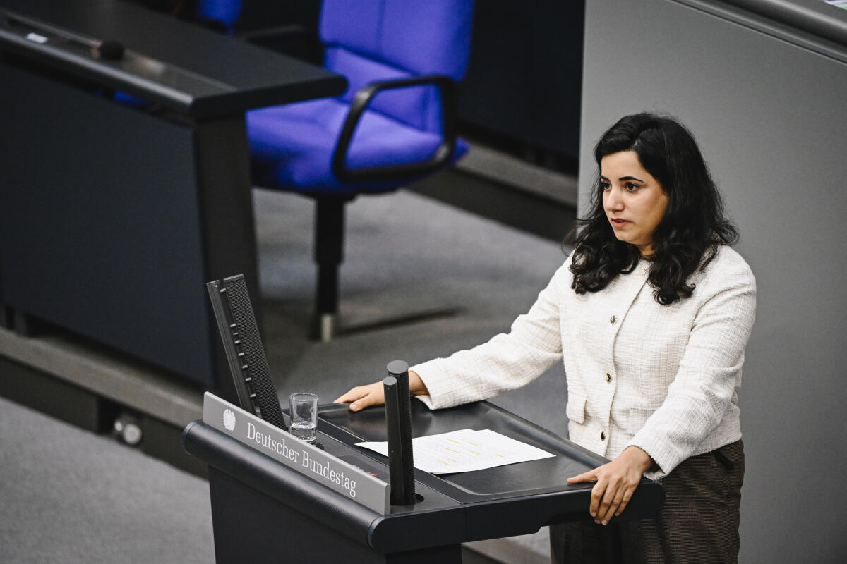 Khan, Misbah 103. Sitzung des Bundestages, Misbah Khan, Bündnis/90/Die Grünen, , MdB, hält eine Rede im Plenum zu TOP  33 Leistungskürzungen in der Pflegeversicherung